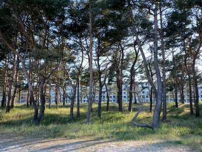 Blick vom Strand auf Wohnblock